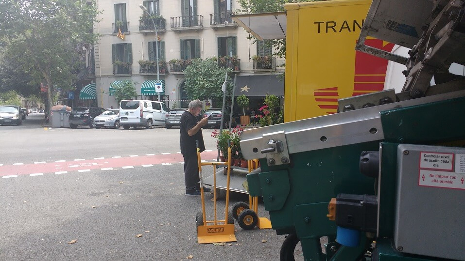 Un repartidor en Barcelona