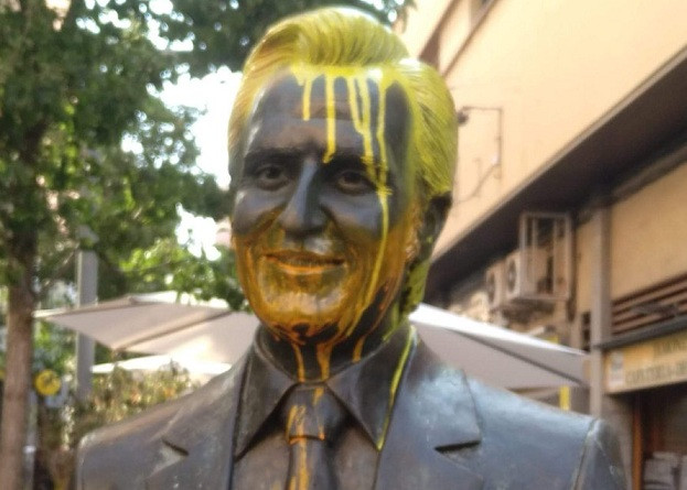 Manolo escobar badalona estatua pintura amarilla 04072018