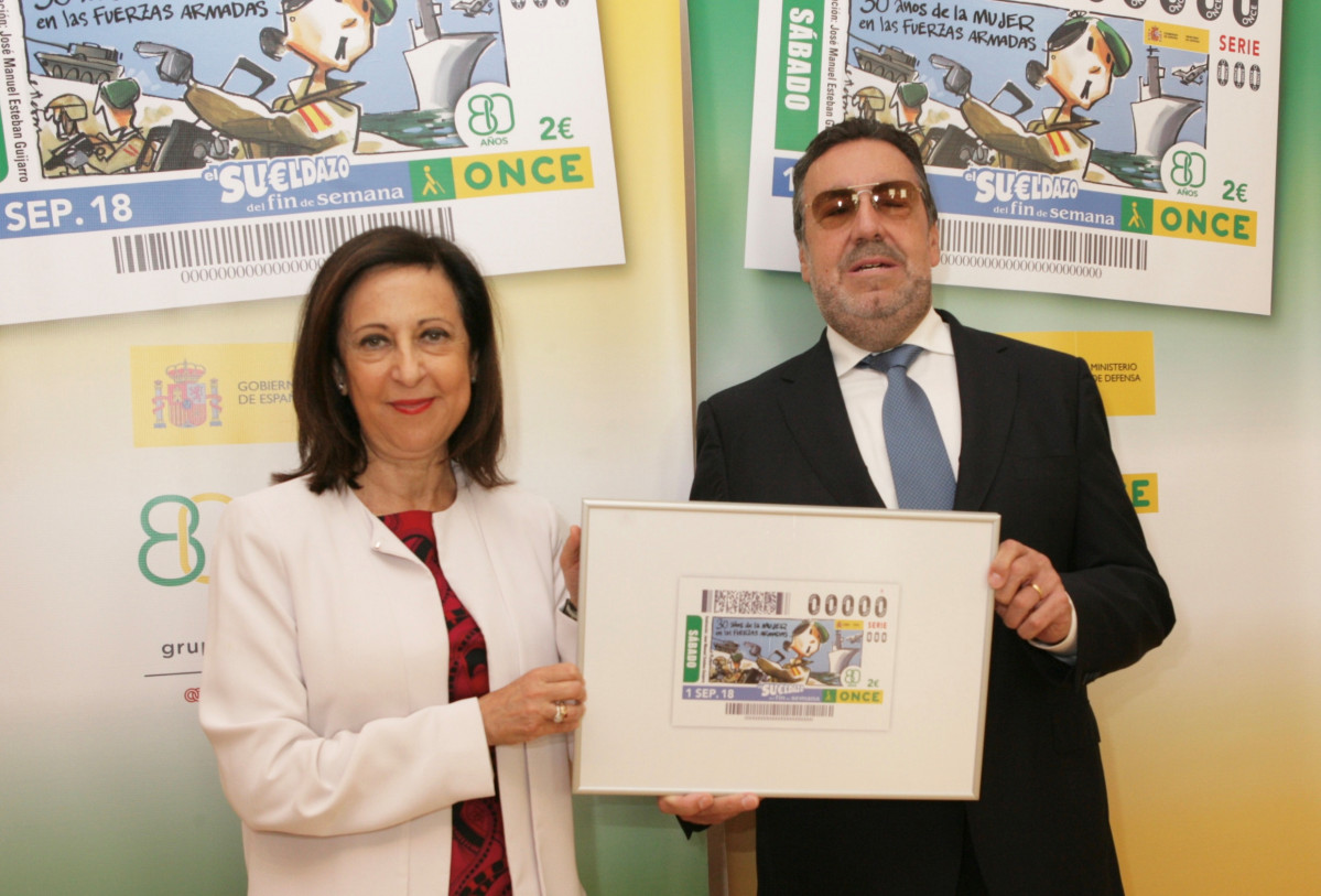 Margarita  Robles y Miguel Carballeda con una copia enmarcada del cupón dedicado a la incorporación de la mujer al Ejército