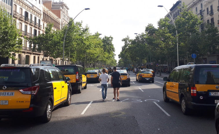 Fomento convoca reuniones con las asociaciones de taxistas y VTC para la próxima semana