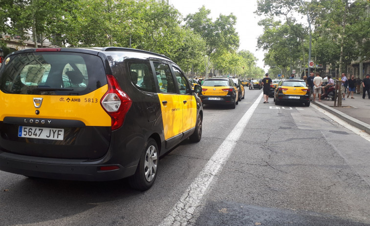 Denuncian actos de vandalismo contra 18 taxis en Barcelona