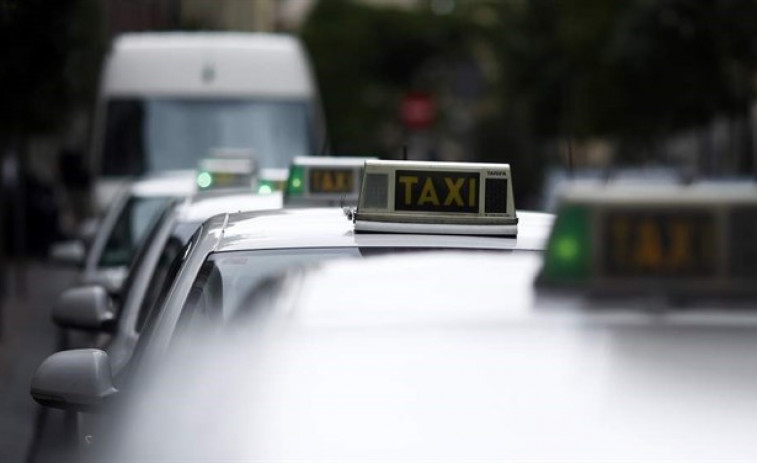 Representantes del taxi acuerdan esta tarde sus peticiones para la reunión con Fomento