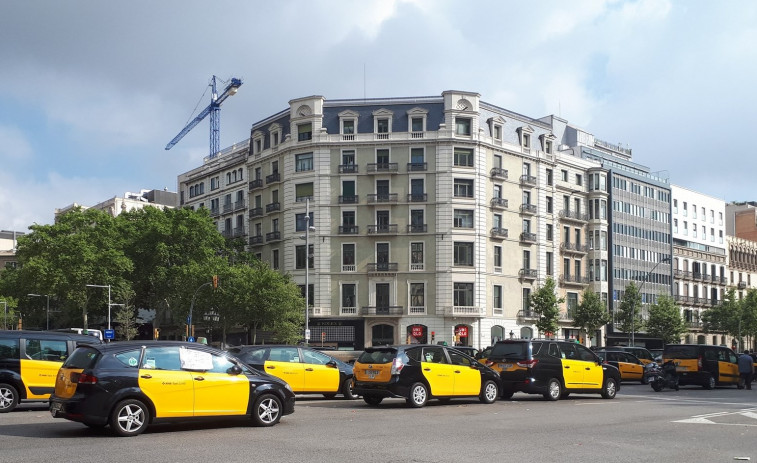 Los taxistas ocupan Passeig de Gràcia y se enrocan en la huelga indefinida