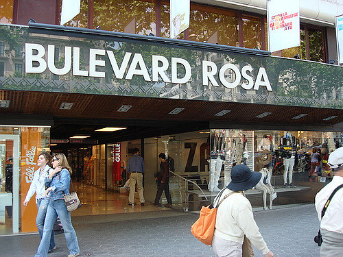 Barcelona pierde dos galerías comerciales históricas
