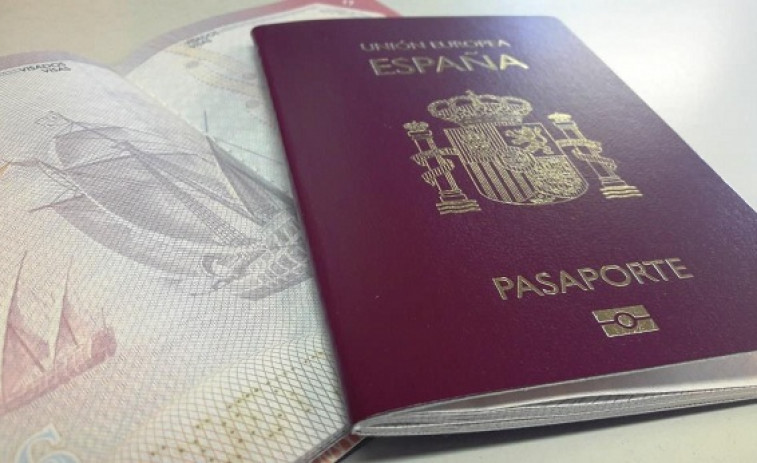 Colapso en las oficinas de DNI y pasaporte en Barcelona y Girona