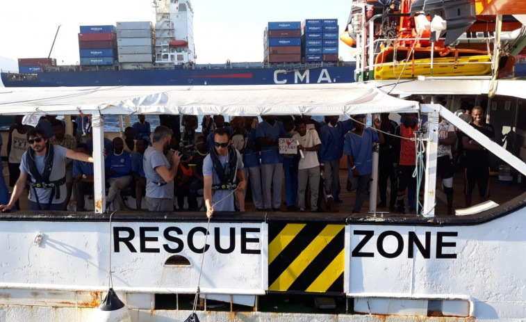 España logra un acuerdo internacional para repartir a los migrantes del Open Arms