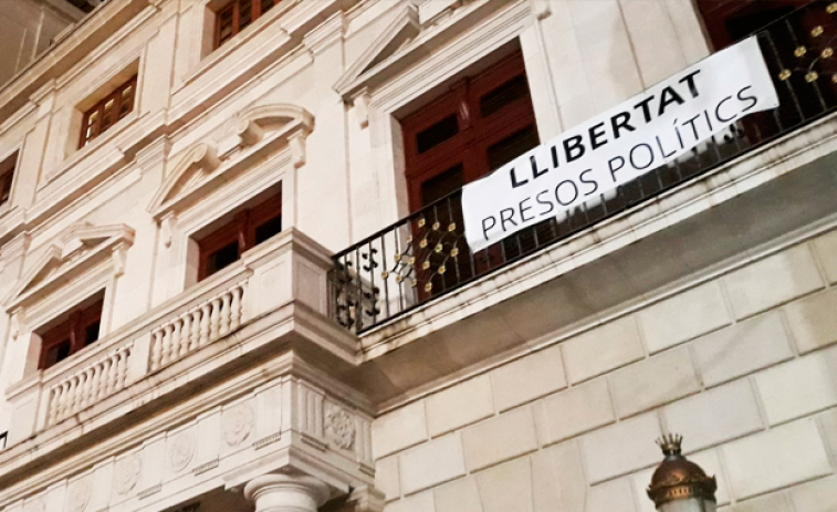 Pelea en Reus por la retirada de una pancarta independentista del Ayuntamiento