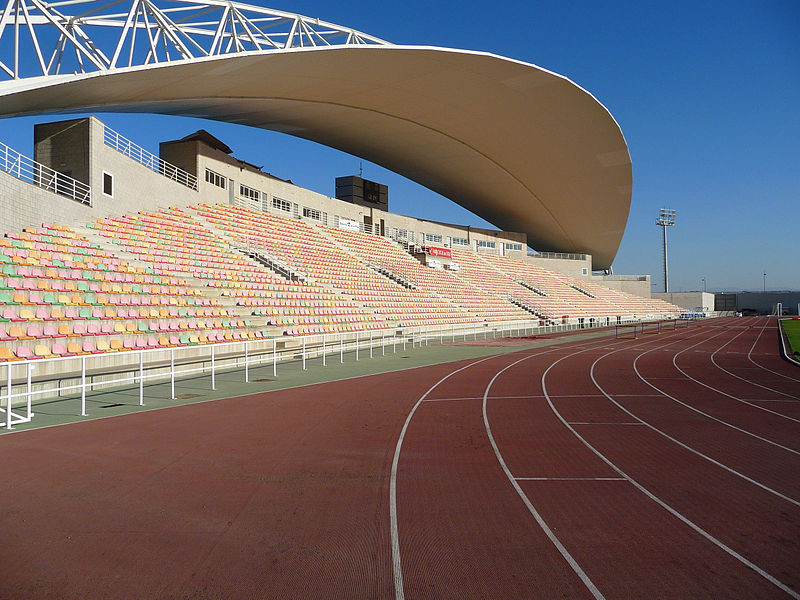 800px Gradas y pista de Atletismo de El Mazo