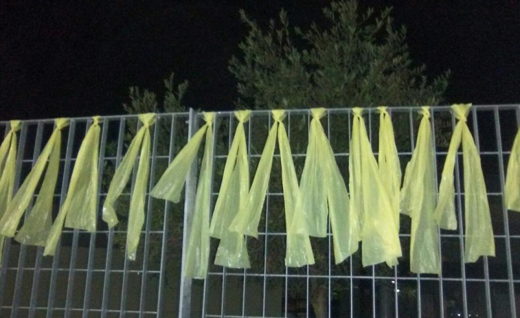 BComú y ERC critican las pintadas de lazos amarillos que ha recibido la sede de los Comuns