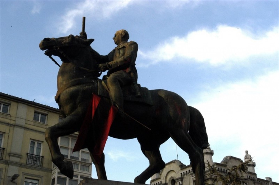 Franco estatua ecuestre