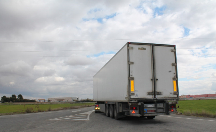 Fomento prohíbe a los camiones circular por la N-340 y la N-420 catalanas desde este domingo