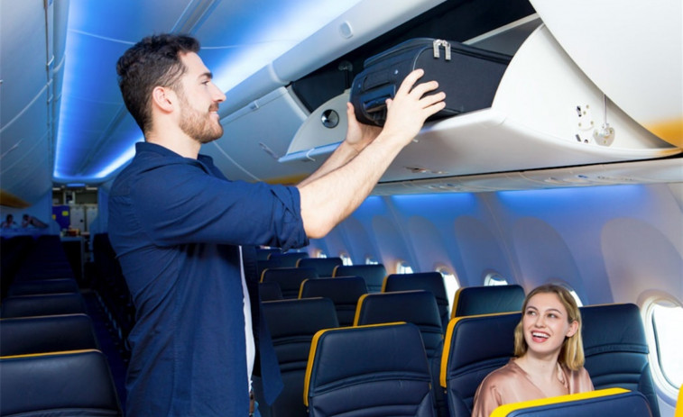 ¿Es legal que Ryanair cobre por el equipaje de mano?