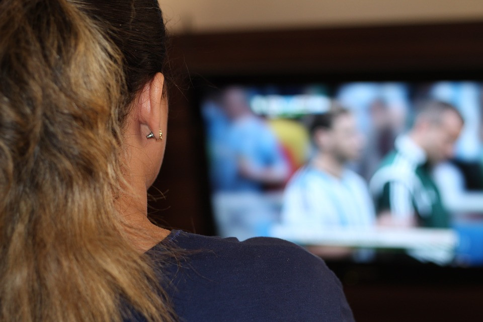 Una mujer viendo tv