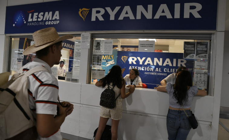 Fomento se ve obligado a imponer servicios mínimos en la huelga de los azafatos de Ryanair