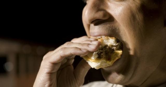 Comer rápido también daña tu corazón