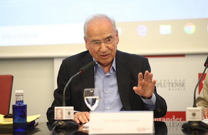 Alfonso Guerra imparte una ponencia en un curso sobre la reforma constitucional EDUARDO PARRA