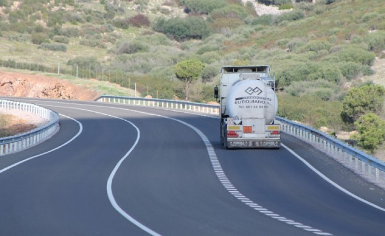 Los camioneros se querellan contra Fomento por no poder circular por las nacionales a su paso por Catalunya