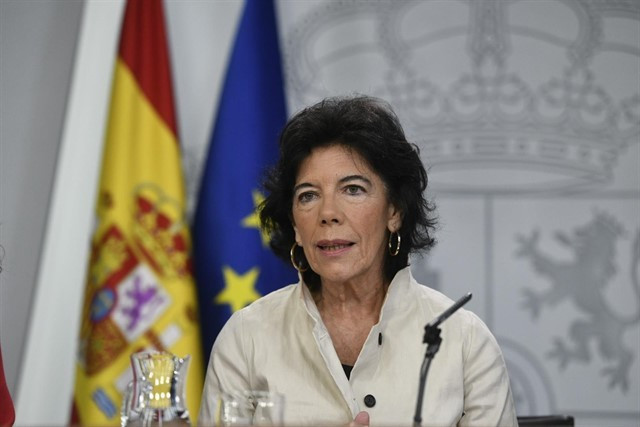 A Celaá se le 