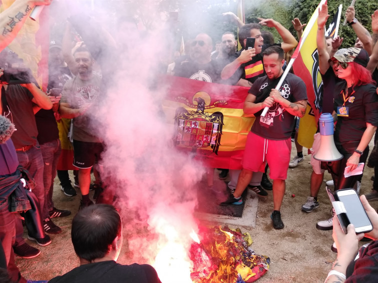Unos 150 ultras queman esteladas en Barcelona al grito de 'Esta tierra es nuestra'