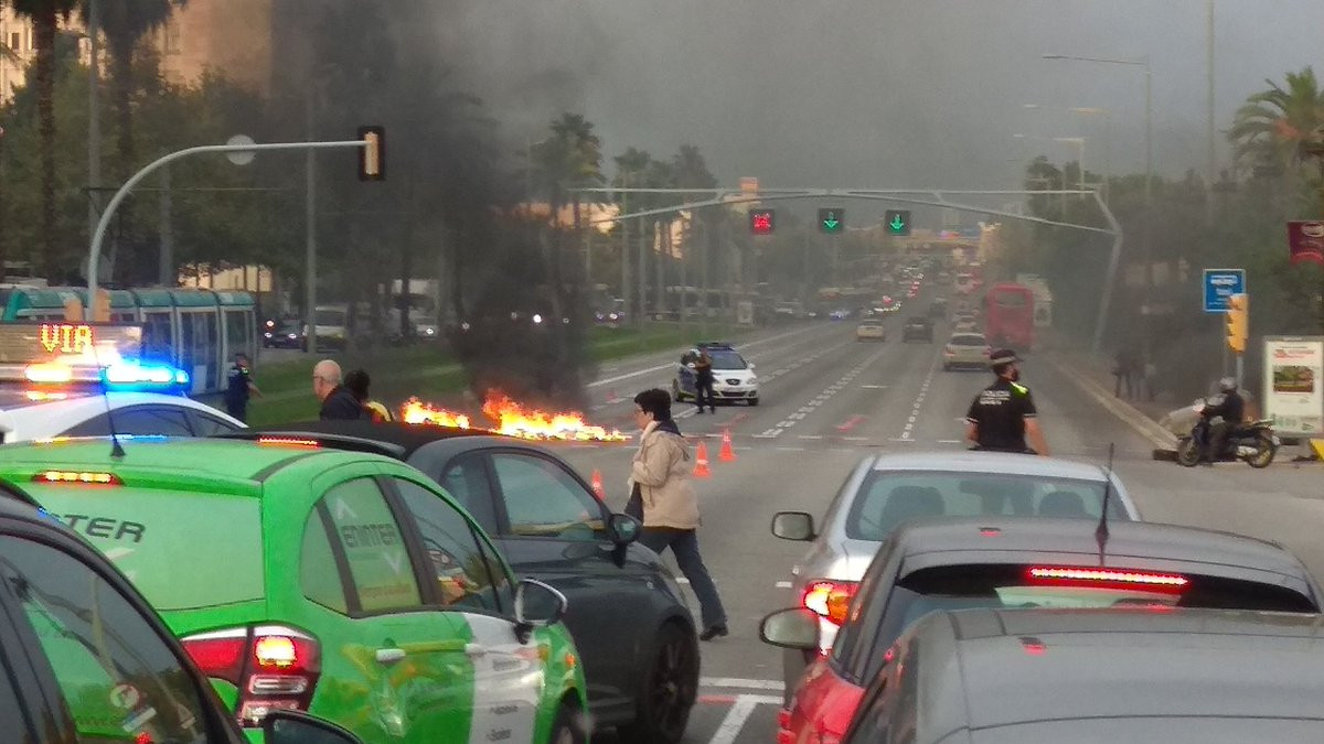Incendio de contenedores en la Diagonal