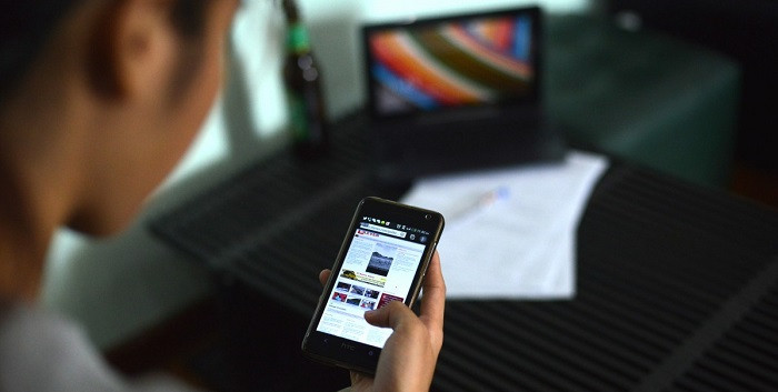 Leyendo noticias en un teléfono móbil