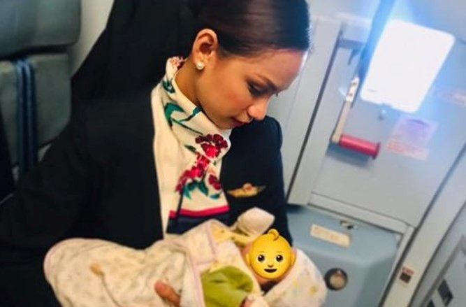 Azafata amamanta a bebe de pasajera