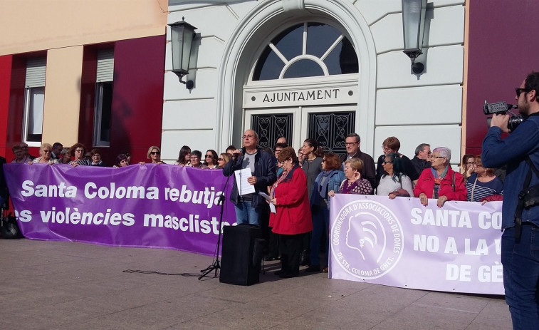 La concentración de repulsa por la agresión de Santa Coloma enfrenta a los vecinos con un grupo xenófobo