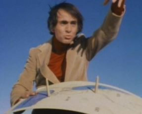 Carl Sagan en su fabulosa serie COSMOS explicando cu00f3mo Eratu00f3stenes consiguiu00f3 medir la circunferencia de la Tierra.