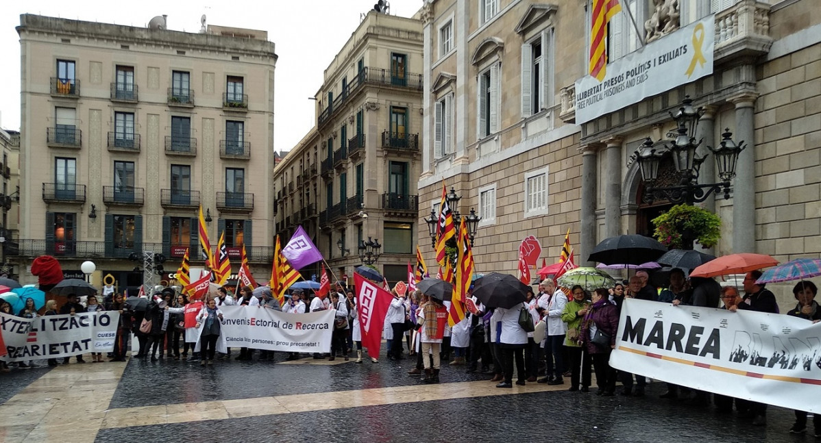 Trabajadores y usuarios de la sanidad protestan en la plaza Sant Jaume