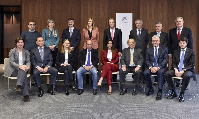 El presidente de CaixaBank, Jordi Gual, y la directora corporativa de Innovación y Transformación Digital, Mariona Vicens