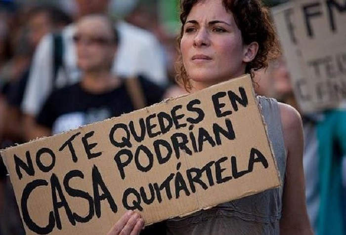 Una manifestante en una protesta de la PAH BARCELONA