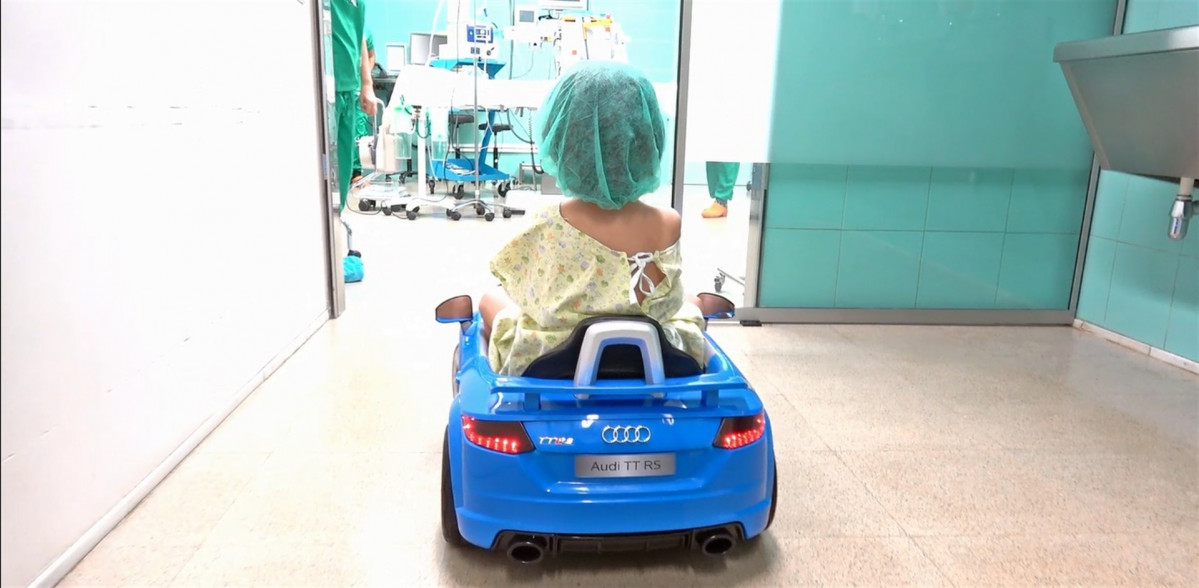 Los niños entran en coche eléctrico al quirófano en el Parc Taulí de Sabadell