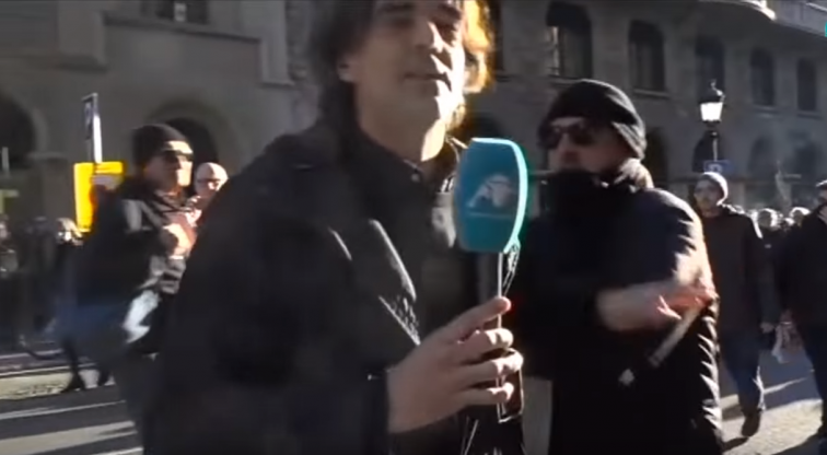 El periodista de Intereconomía agredido el 21-D denuncia ante la Policía Nacional