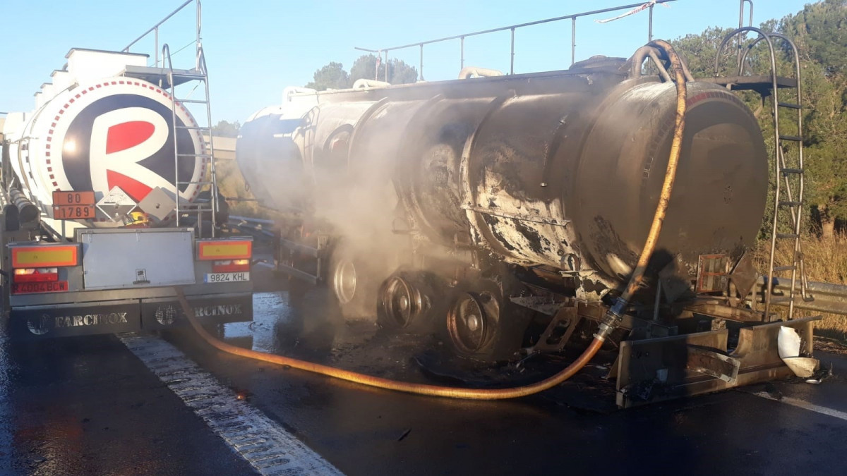 Incendio de un camión con ácido en la AP7