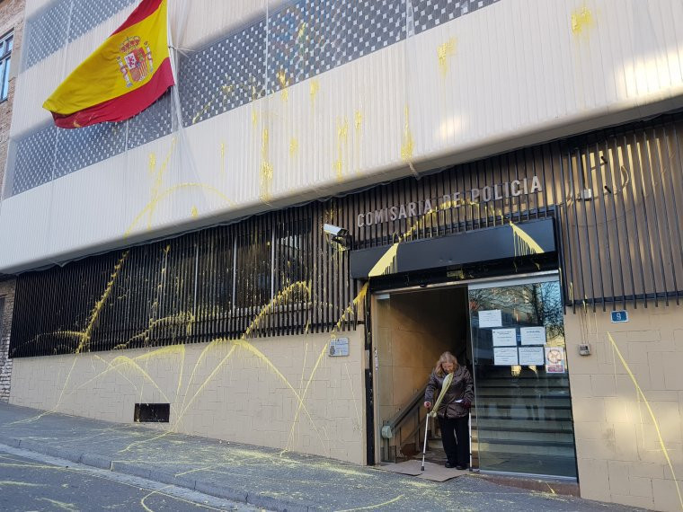 Arran lanza pintura a la comisaría