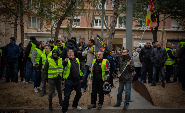 ​El Govern decide cómo regular Uber y Cabify ante la amenaza del taxi de parar Barcelona