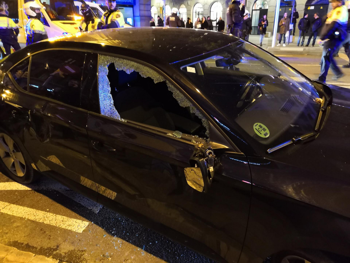 Coche destrozado huelga enero taxistas