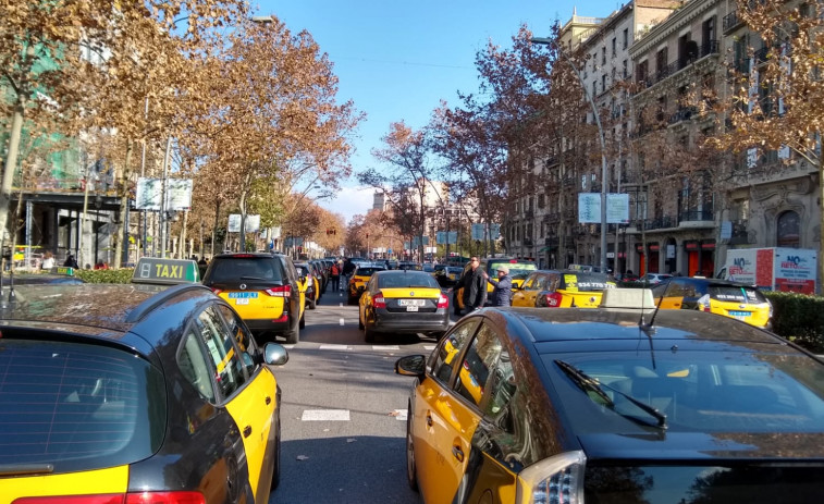 El colapso provocado por taxis y VTC cuesta un millón de euros diarios solo en movilidad