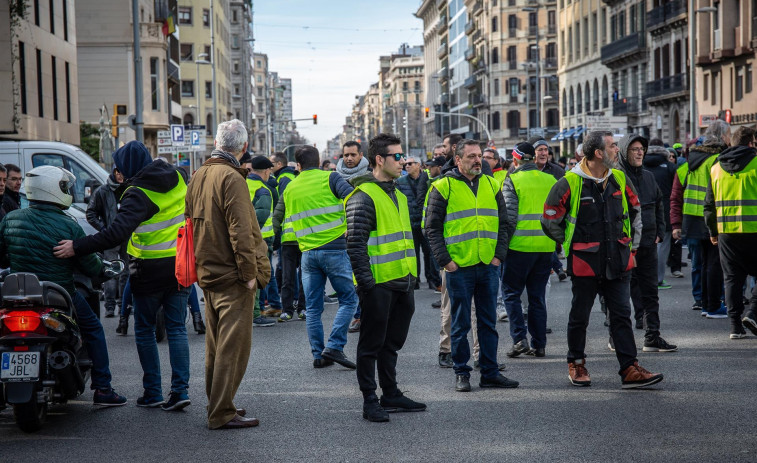 Uber y Cabify abandonarán Barcelona después de que el Govern ceda ante el taxi