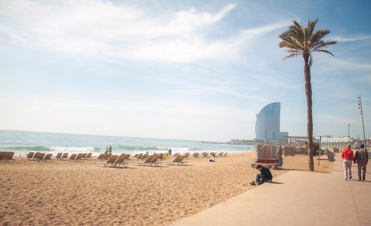 La principal hipótesis apunta a que la mujer hallada en la Barceloneta se suicidó