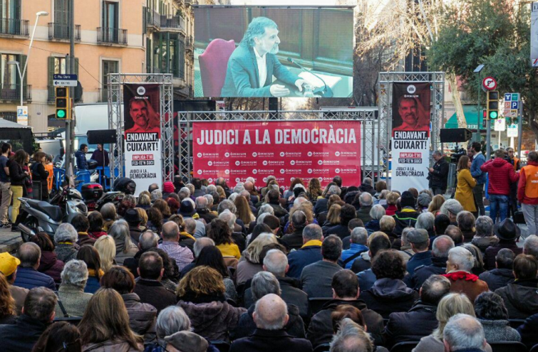 Òmnium interrumpe el tráfico en Diputació para seguir el interrogatorio de Cuixart