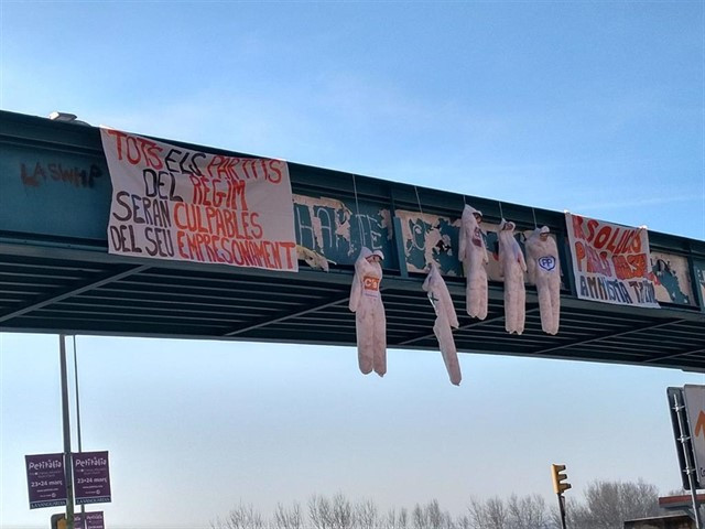 Ciudadanos muñecos amenazantes