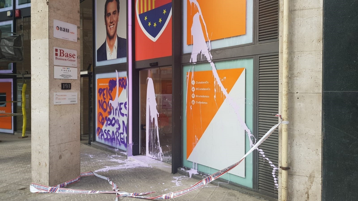 Lanzan pintura de madrugada contra la sede de Cs