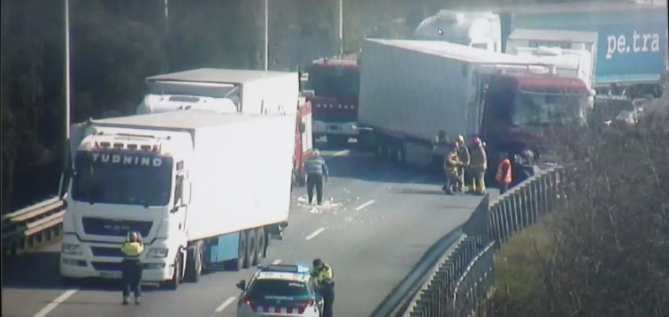 Espectacular accidente de tres camiones en la autopista AP-7 en Montmeló