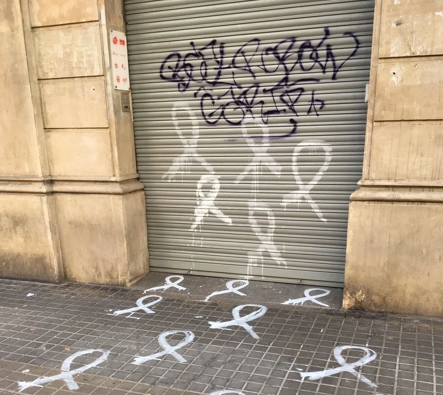 La sede del PSC de Barcelona amanece con lazos blancos