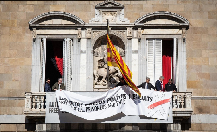 Torra retira las pancartas independentistas y anuncia querella contra la Junta Electoral