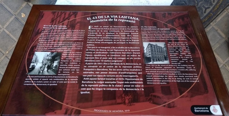 Placa junto a la Jefatura Superior de la Policu00eda de Barcelona que recuerda la represiu00f3n franquista