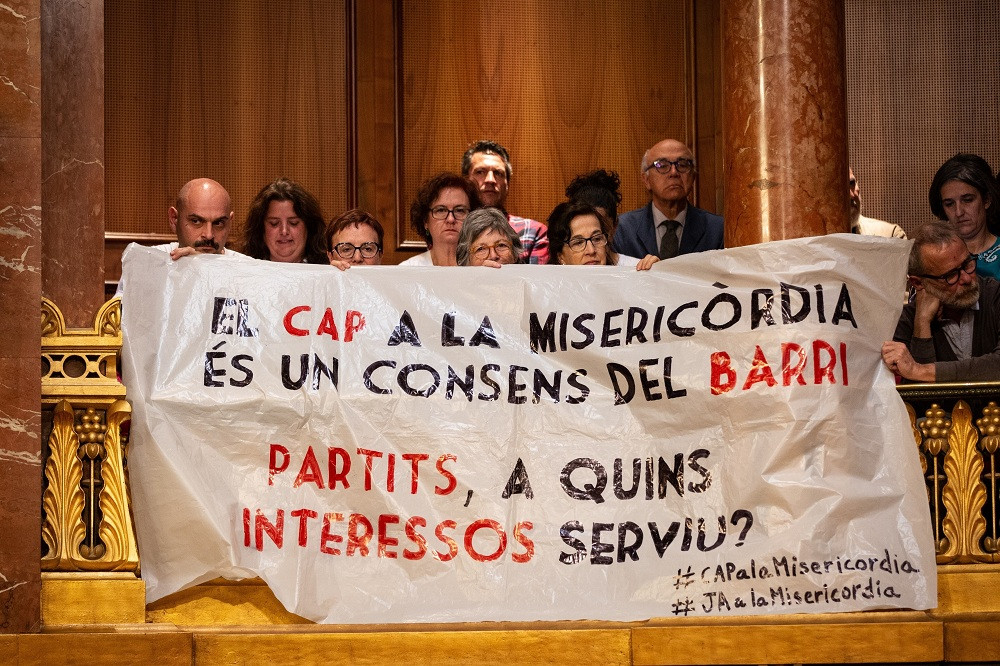 Pancarta A Favor Del Cap De La Misericòrdia En El Pleno De Barcelona