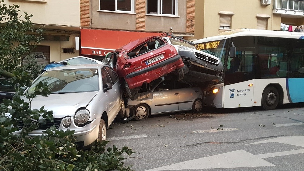 Accidente de tráfico málaga capital autobús arrolla coches