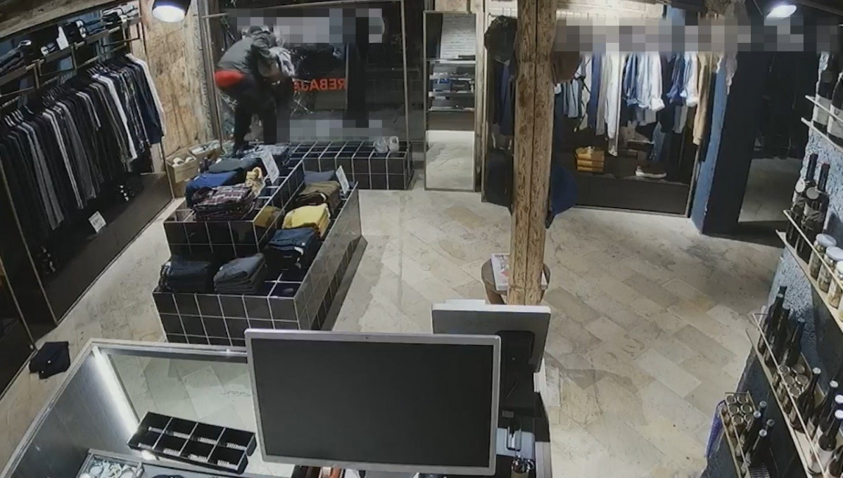 Cae por saquear 30 comercios rompiendo el escaparate con tapas de alcantarilla